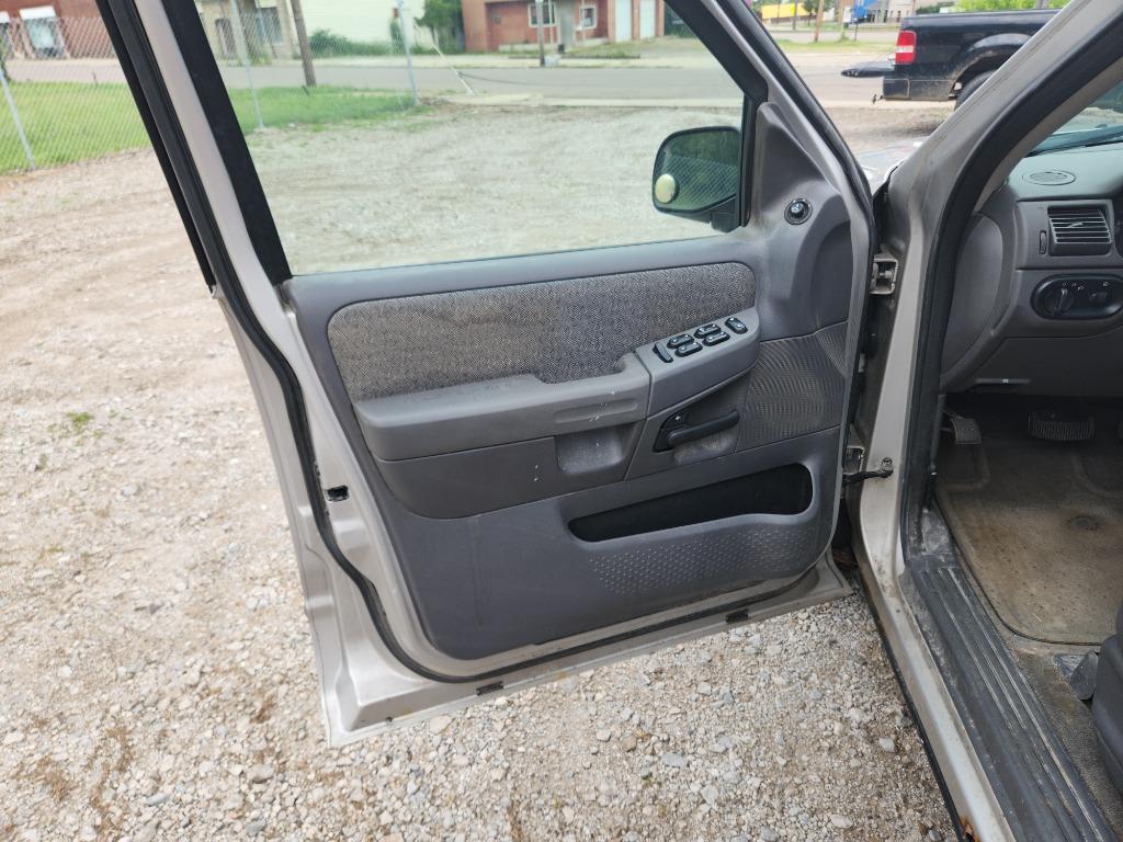 2003 Ford Explorer XLS - Photo 15