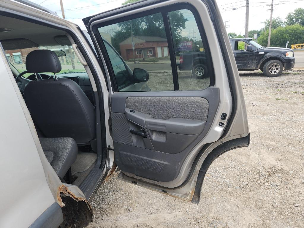 2003 Ford Explorer XLS - Photo 17