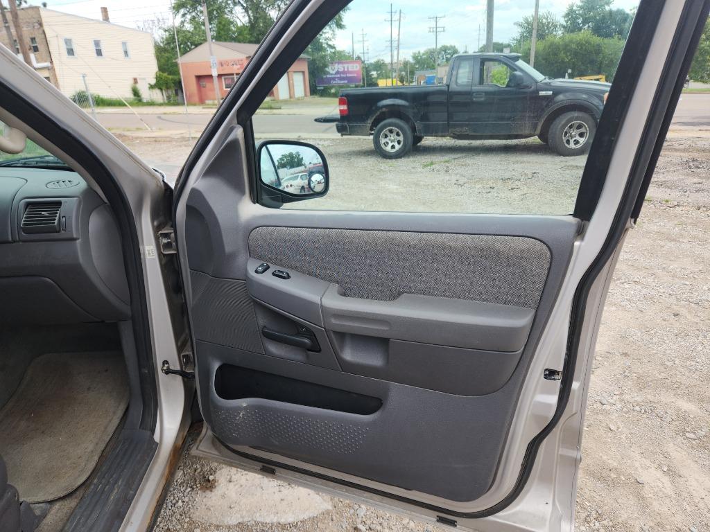 2003 Ford Explorer XLS - Photo 16